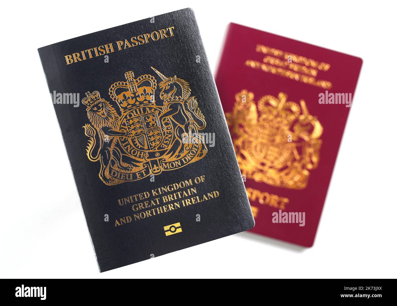 Ein britischer blauer britischer Pass vor dem britischen europäischen Pass vor weißem Hintergrund. Stockfoto