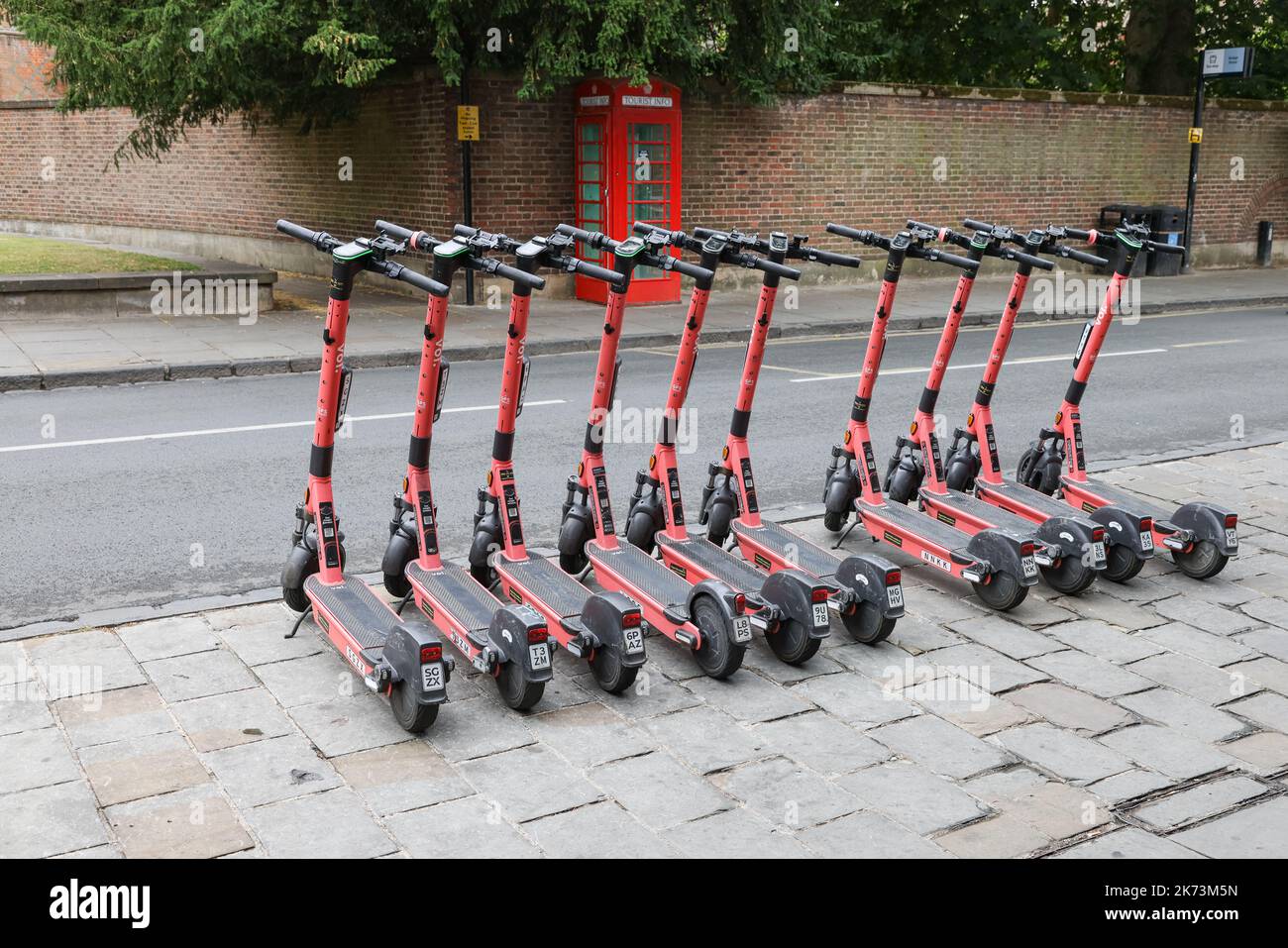 Reihe von Elektro-Scootern für Public Share steht draußen in Cambridge University, Großbritannien, Mobile Transportation Stockfoto