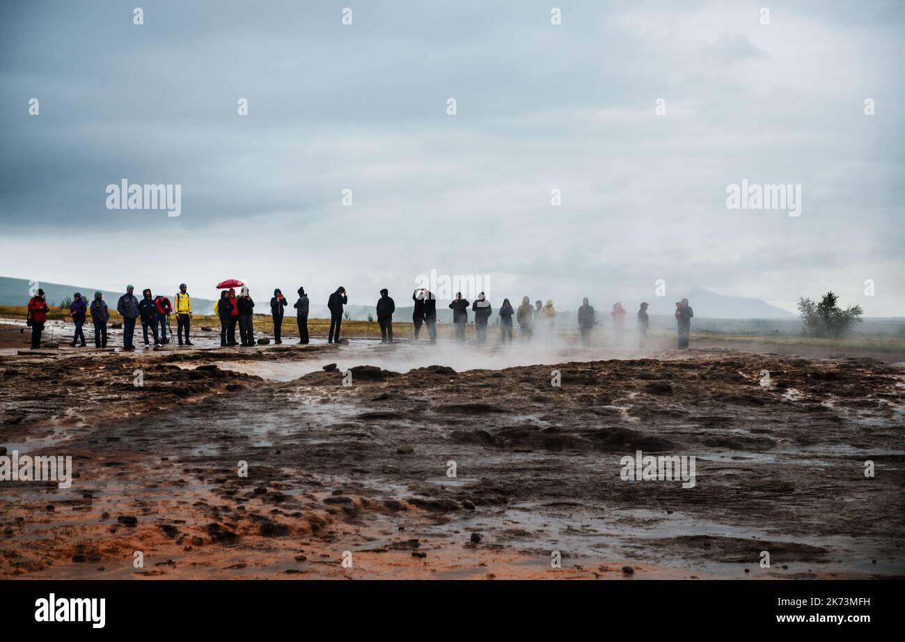 Touristen, die auf den Ausbruch des Strokkur-Geysir warten, Haukadalur Island, Europa Stockfoto
