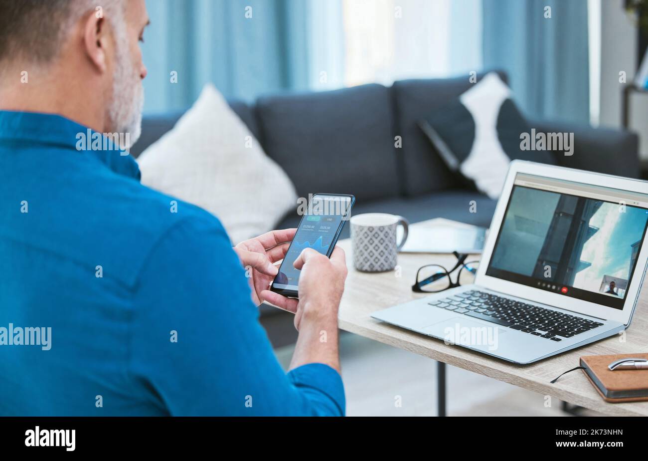 Glücklich, dein Gesicht zu sehen. Ein Geschäftsmann, der seinen Laptop benutzt, während er von zu Hause aus arbeitet. Stockfoto