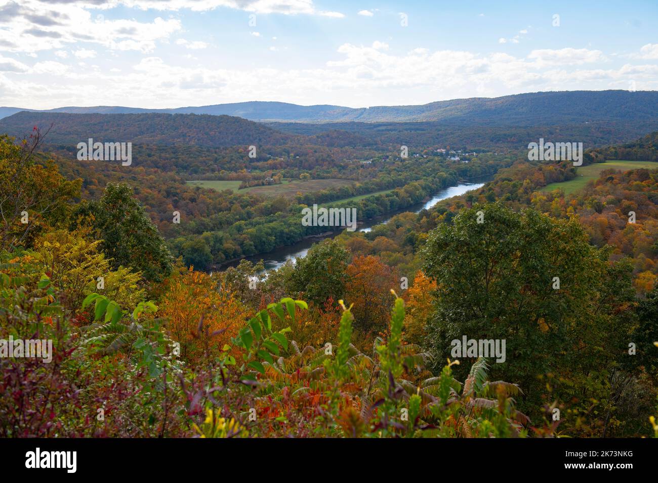 West Virginia WV Herbstansicht mit Blick auf den Cacapon River im Appalachian Mountains Morgan County Stockfoto