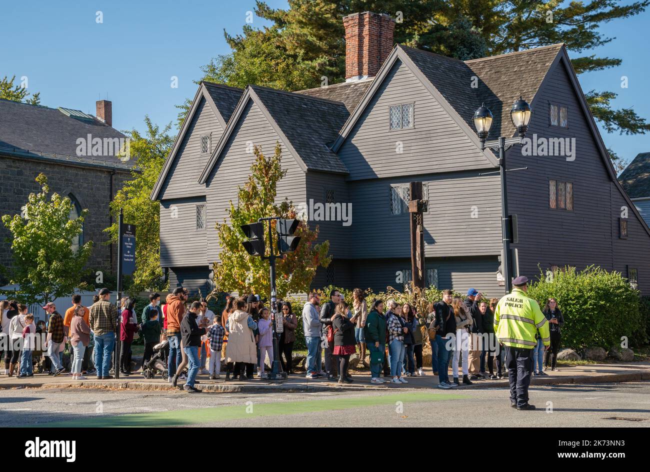 Salem, MA, 10. Oktober 2022: Touristen vor dem Corwin House, auch bekannt als Witch House, während des jährlichen Haunted Happenings Festivals. Stockfoto
