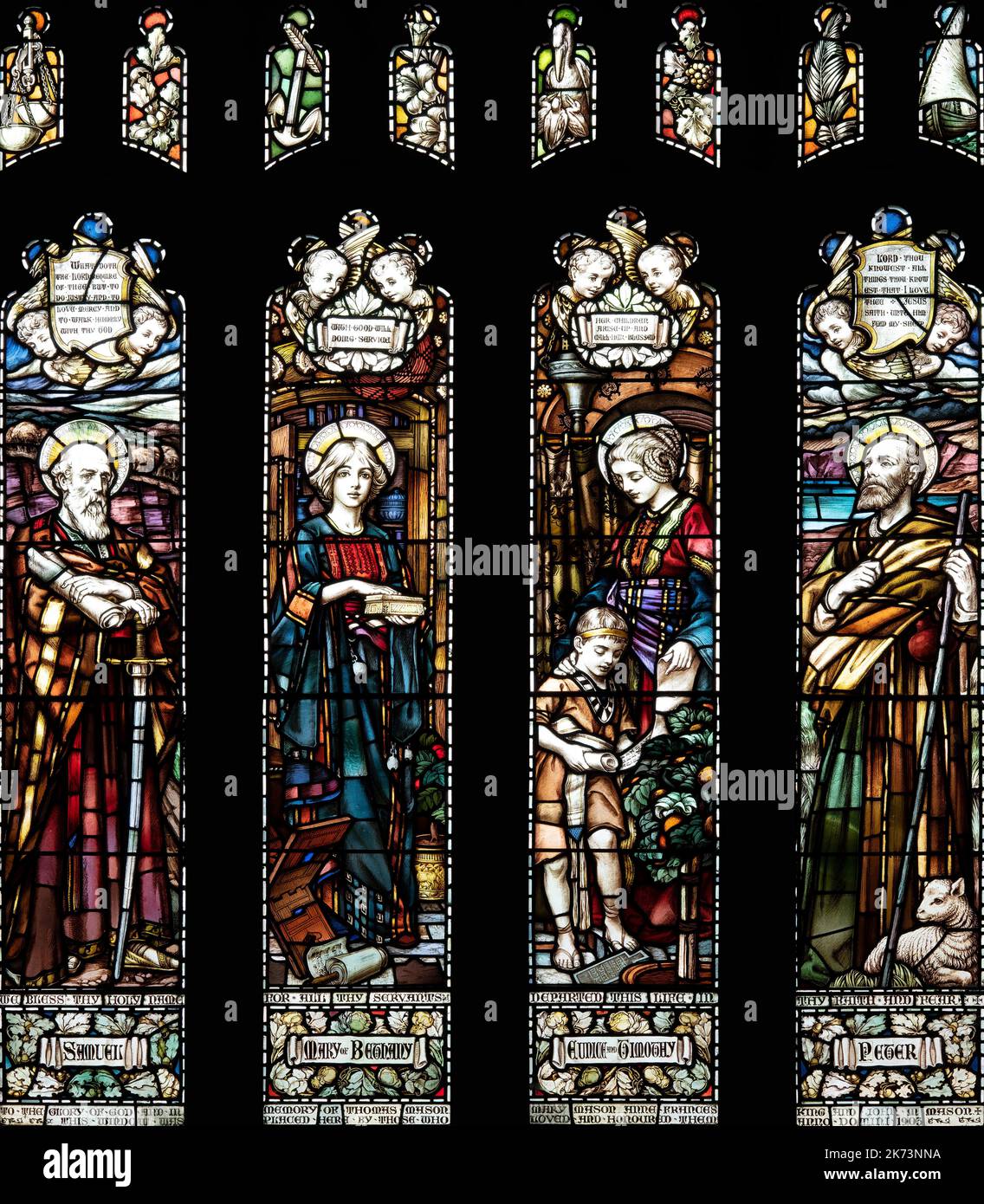 Ein vier-Licht-Gedenkfenster, entworfen (1903) von James Clarke, ausgeführt von A. J. Dix, in der St. Stephen's Church, Kirkby Stepehen, Cumbria, Großbritannien Stockfoto