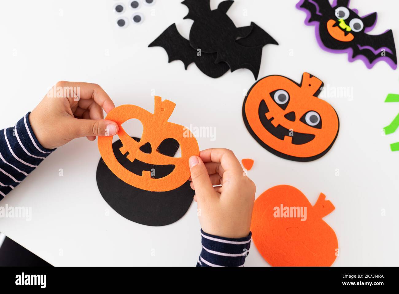 Kinderbasteln Bastelkürbis für halloween-Urlaub Stockfoto