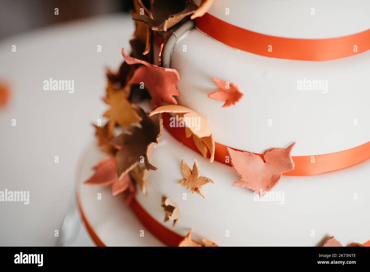 Herbstlicher Hochzeitstorte, bedeckt mit süßen Herbstblättern Stockfoto