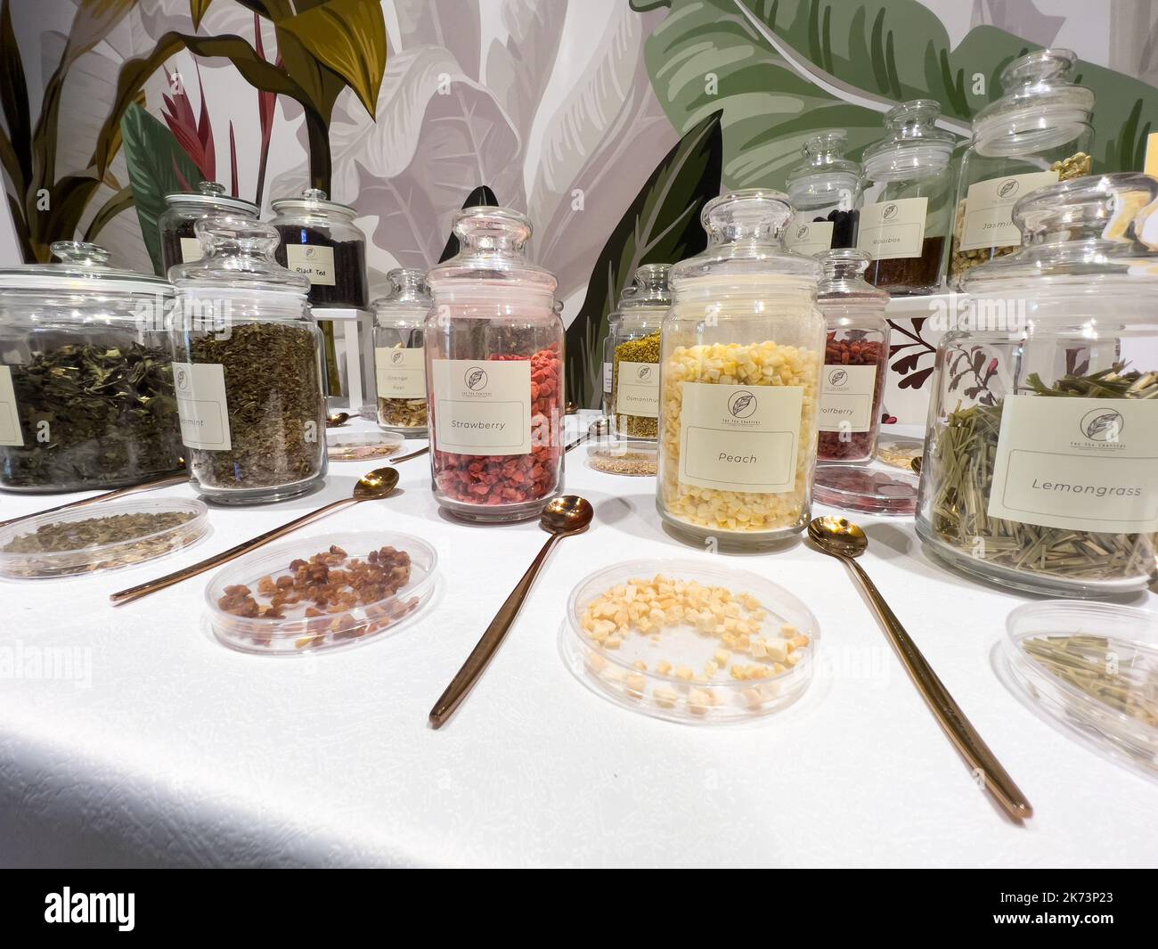 Farbenfrohe Ausstellung von Teeblättern in transparenten geschlossenen Behältern. Stockfoto