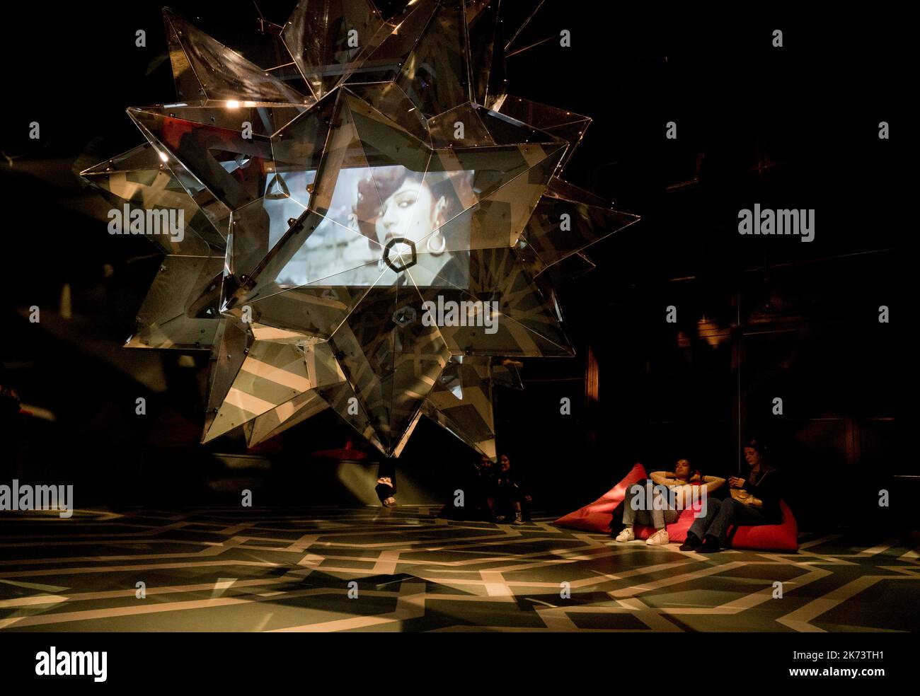 Besucher der Ausstellung der iranischen Künstlerin Soheila Sokhanvari über Frauenemanzipation im Iran in der Curve-Galerie, Barbican Arts Centre, London, Englan Stockfoto