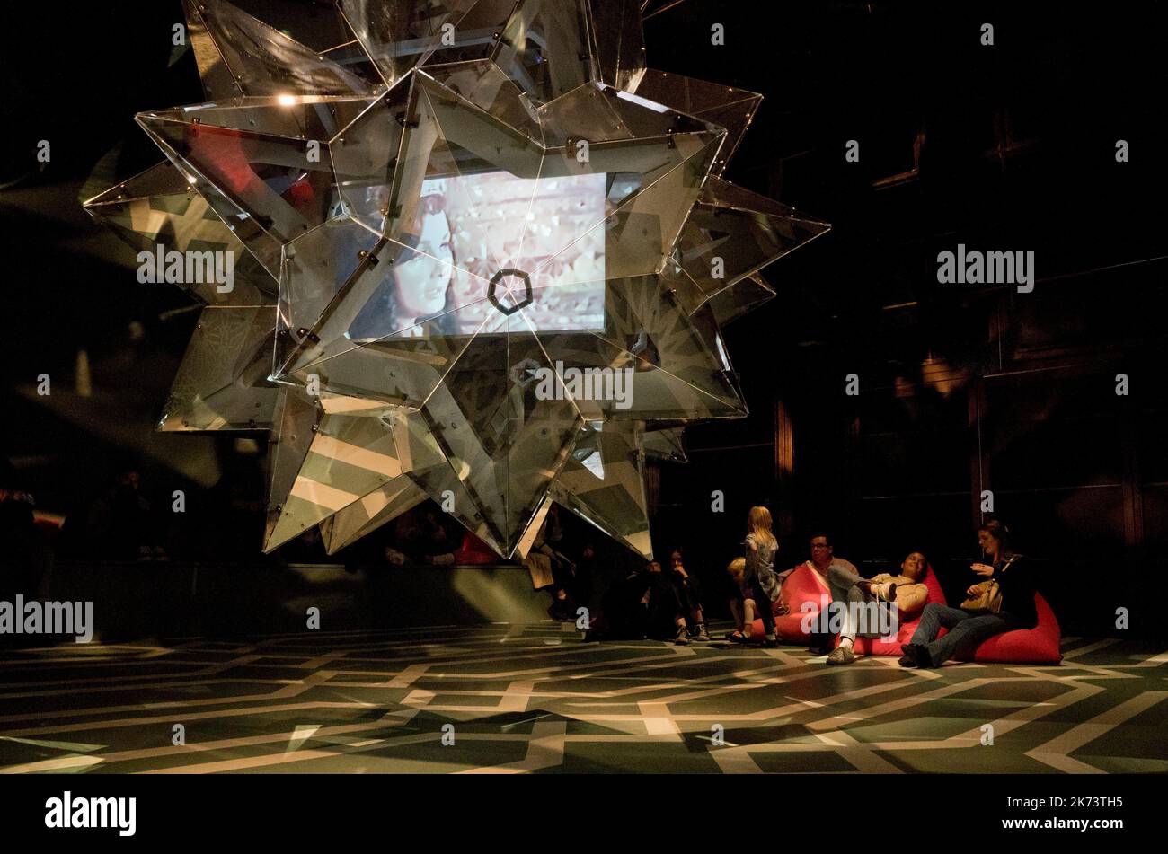 Besucher der Ausstellung der iranischen Künstlerin Soheila Sokhanvari über Frauenemanzipation im Iran in der Curve-Galerie, Barbican Arts Centre, London, Englan Stockfoto