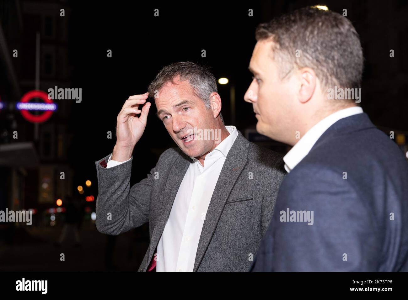 Das Bild zeigt die Labour-Schattenminister Peter Kyle und Wes, die sich bei den ‘-Juden aufmachten. In ihren eigenen Worten“ von Jonathan Freedland spielen im Royal Co Stockfoto