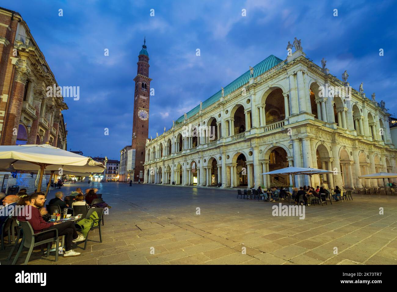 Nachtansicht der Piazza dei Signori mit Basilika Palladiana, Vicenza, Venetien, Italien Stockfoto