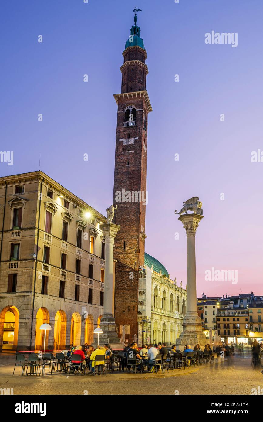 Malerischer Blick in der Dämmerung über die Piazza dei Signori mit dem Glockenturm Torre Bissara, Vicenza, Venetien, Italien Stockfoto