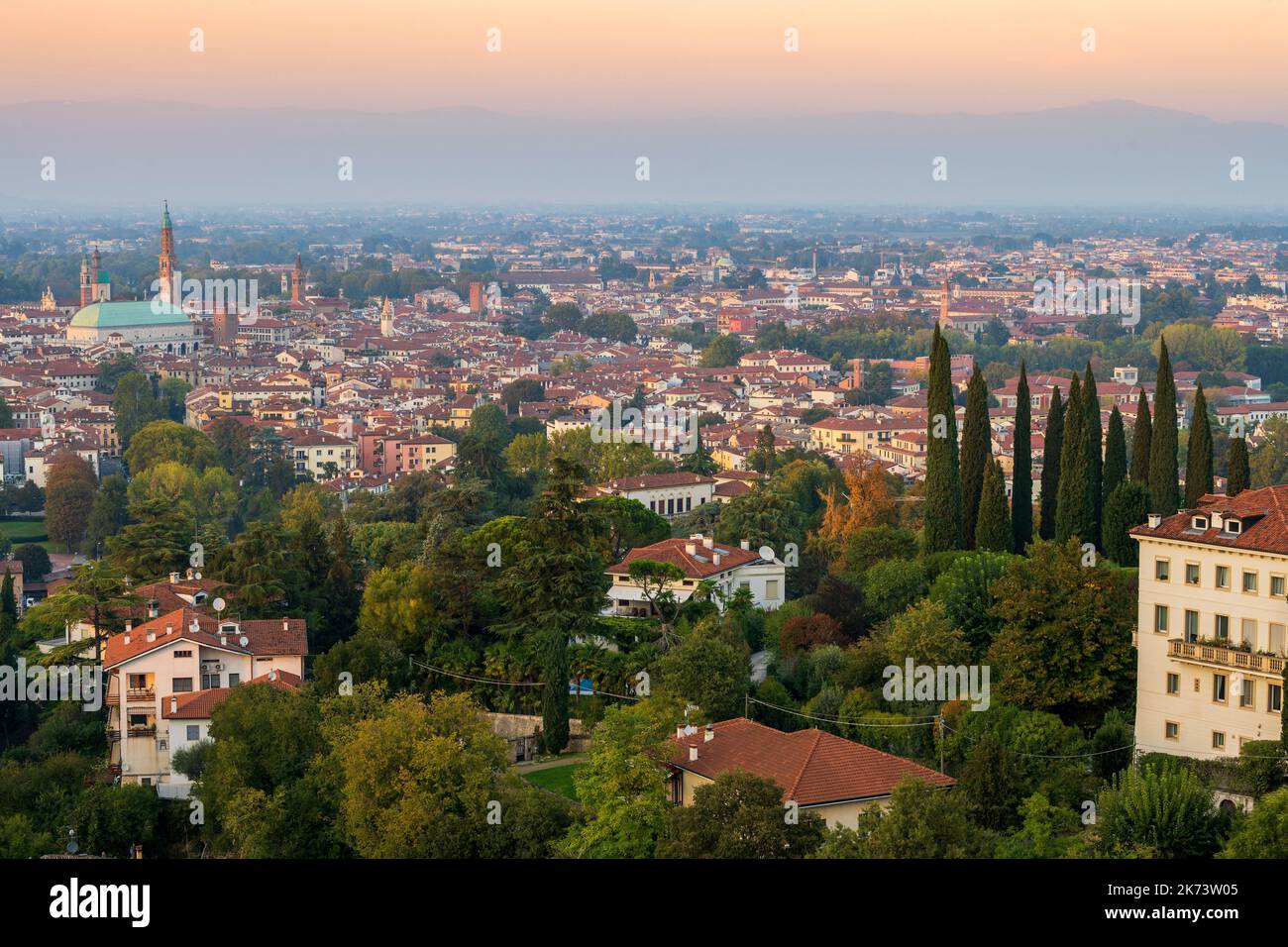 Malerische Skyline bei Sonnenuntergang, Vicenza, Venetien, Italien Stockfoto