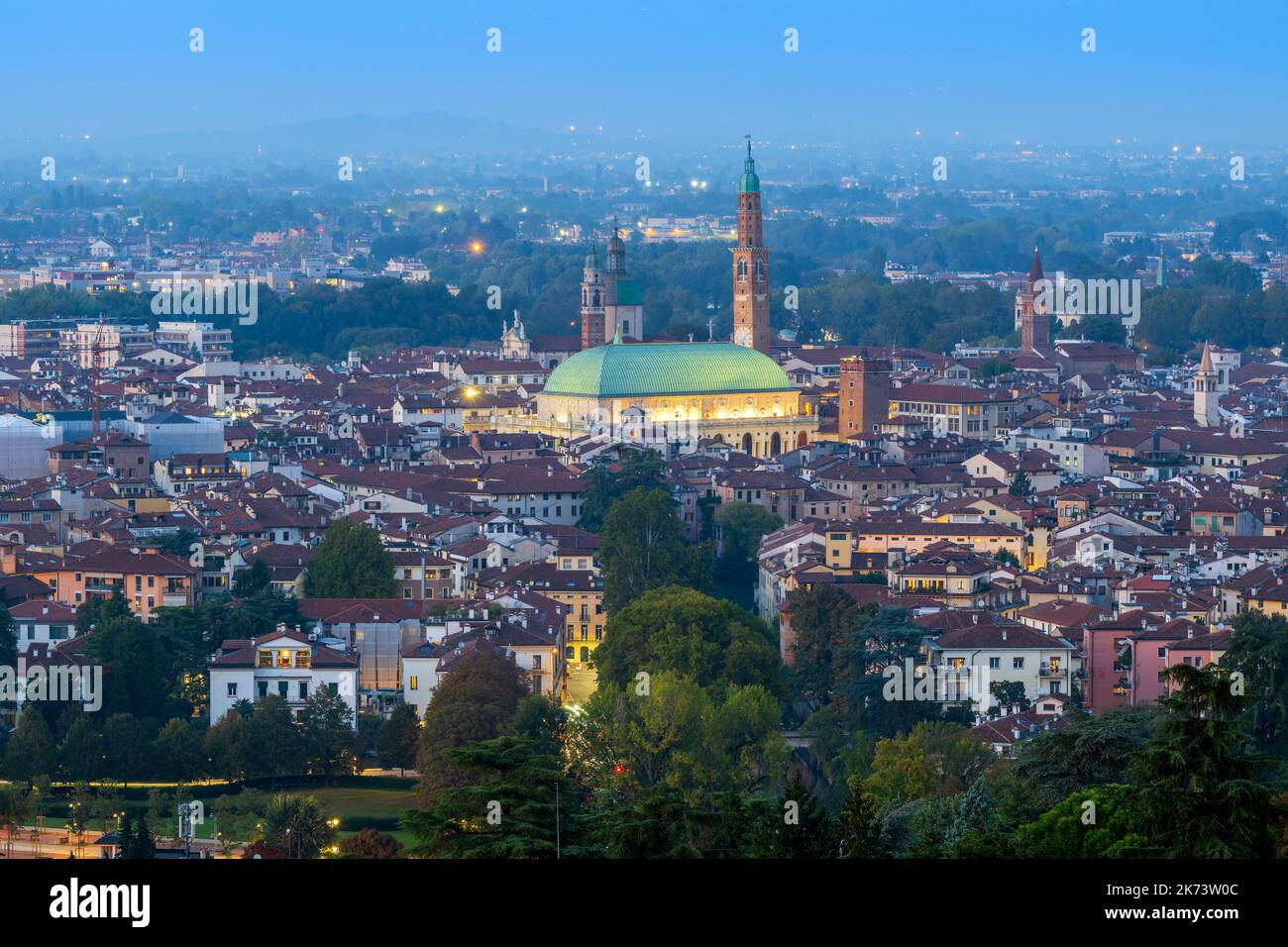 Malerische Skyline der Stadt in der Dämmerung, Vicenza, Venetien, Italien Stockfoto