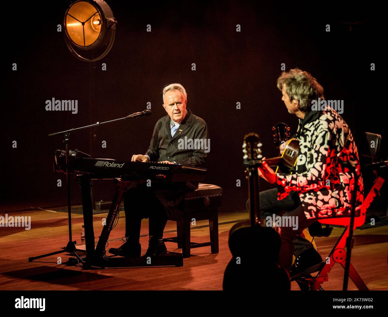 Howard Jones über Gesang und Keyboards, Robin Boult über akustische Gitarre Stockfoto