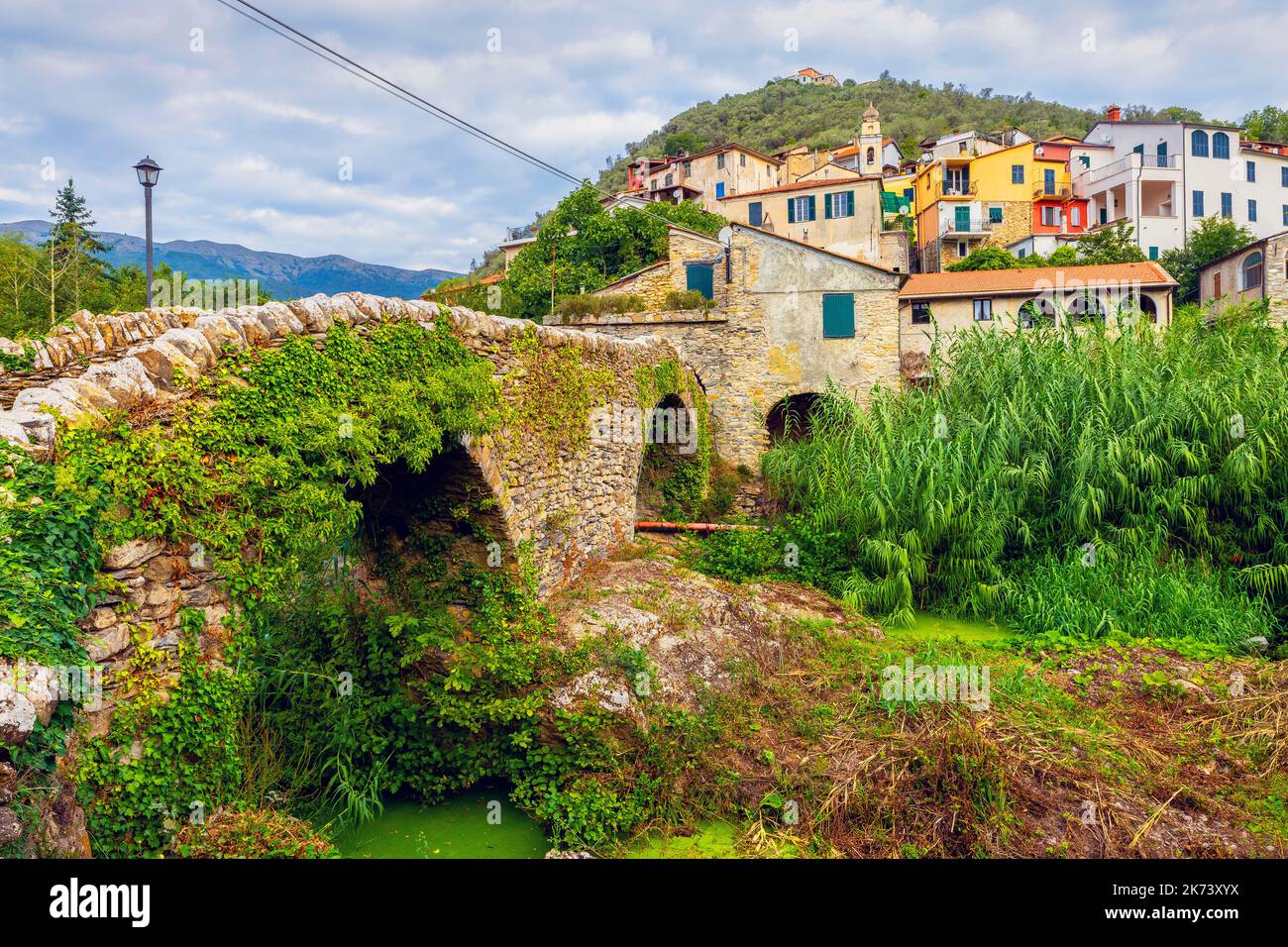 Die mittelalterliche Brücke aus zwei Bögen in Molini di Prelà. Prelà ist eine Gemeinde in den ligurischen Alpen, Italien. Provinz Imperia. Italien. Stockfoto