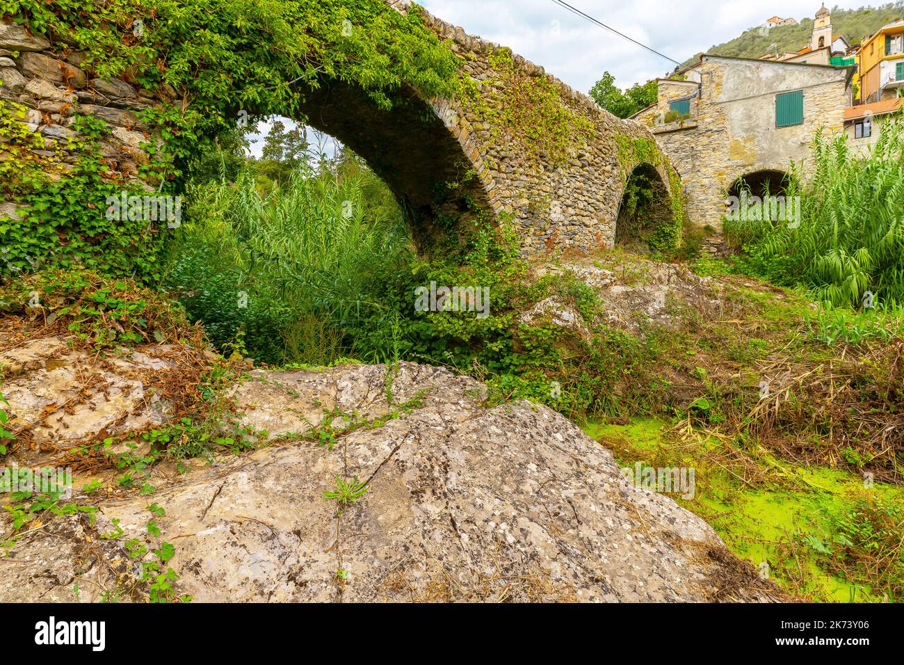 Die mittelalterliche Brücke aus zwei Bögen in Molini di Prelà. Prelà ist eine Gemeinde in den ligurischen Alpen, Italien. Provinz Imperia. Italien. Stockfoto