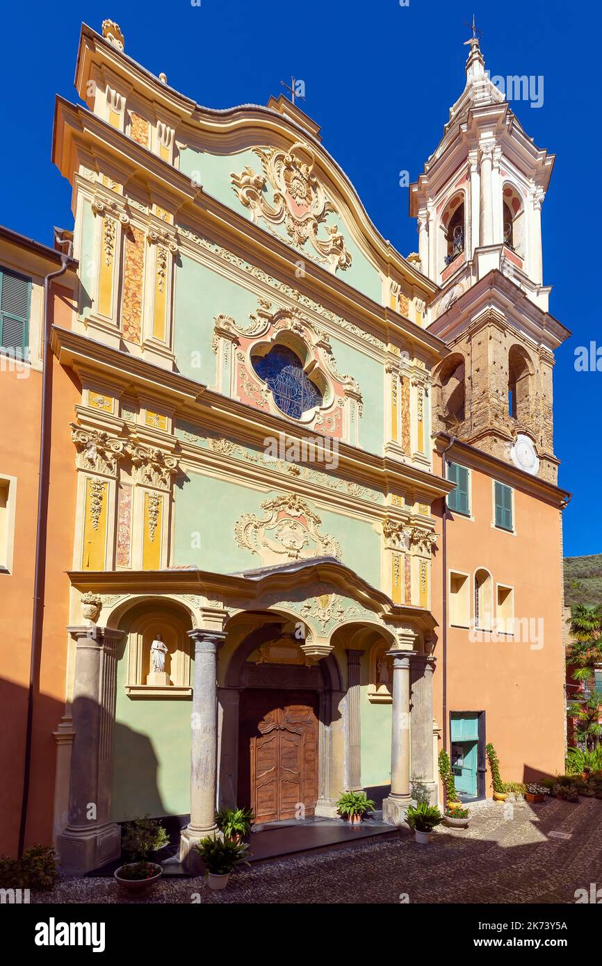 Die Kirche des heiligen Apostels Thomas in Dolcedo der barocken Fassade geht ein Portikus aus Säulen aus schwarzem Stein voraus. Dolcedo ist ein mittelalterliches Dorf Stockfoto