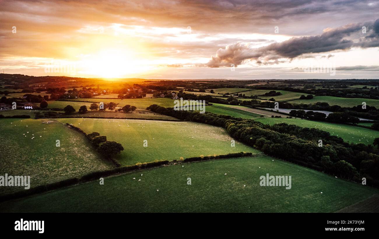 Luftdrohne aufgenommen mit Sonnenuntergang in Großbritannien. Landwirtschaftliches Feld in Kent. Stockfoto