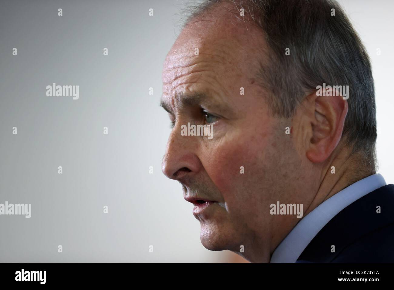 Taoiseach Micheal Martin spricht während einer Pressekonferenz im irischen Regierungssekretariat in Belfast, nachdem er mit den fünf wichtigsten Vertretern der Stormont-Partei über die Wiederherstellung der nordirischen Versammlung zusammengetroffen war. Bilddatum: Montag, 17. Oktober 2022. Stockfoto