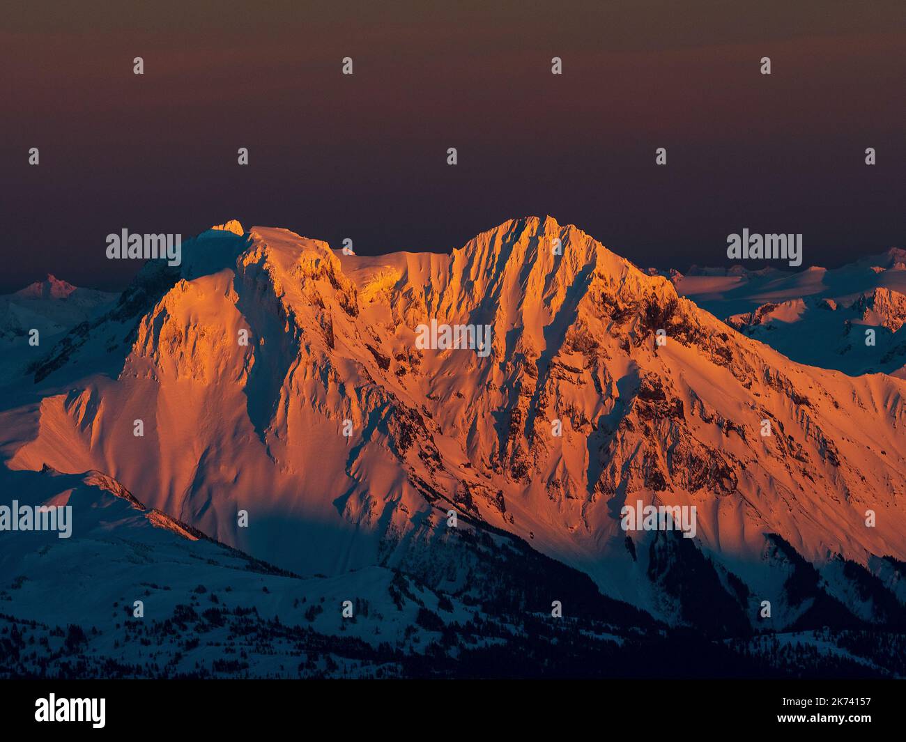 Steile, inspirierende Berge, Sonnenuntergang, Sonnenaufgang in einer großen Berglandschaft Stockfoto