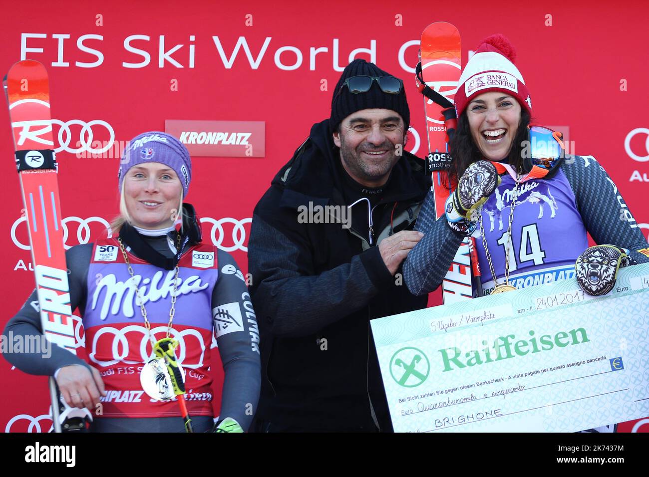 Audi FIS Skiweltcup Damen Riesenslalom am Kronplatz, am 24. Januar 2017. Die italienische Federica Brignone gewinnt vor Tessa Worley aus Frankreich, die dritte aus Italien Marta Bassino. Im Bild: Tessa Worley, Alberto Tomba, Federica Brignone Stockfoto