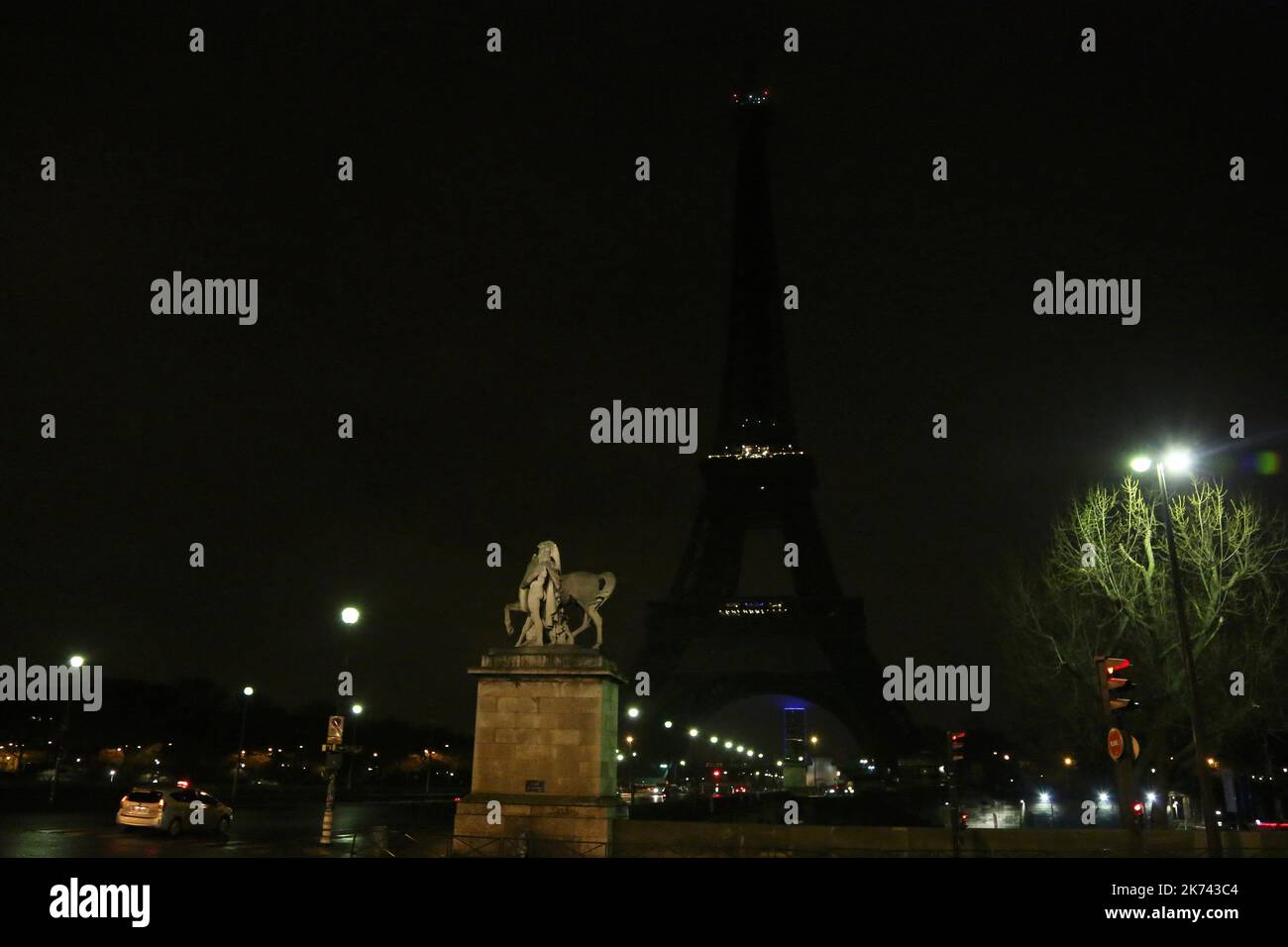 Der Eiffelturm erlosch um Mitternacht als Hommage an die Opfer der Erschießung, bei der mehrere Menschen in der Moschee von Quebec City getötet wurden Stockfoto