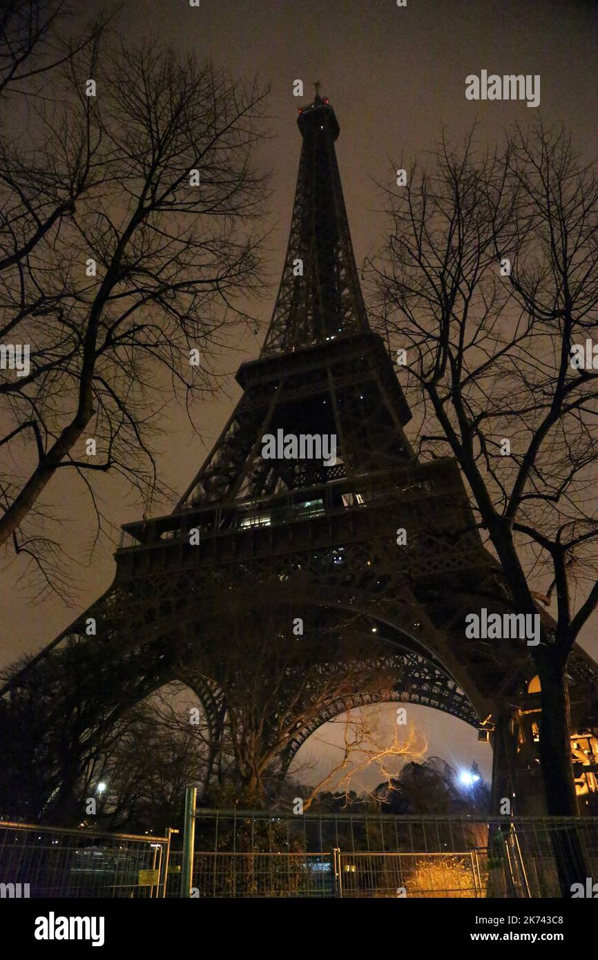 Der Eiffelturm erlosch um Mitternacht als Hommage an die Opfer der Erschießung, bei der mehrere Menschen in der Moschee von Quebec City getötet wurden Stockfoto