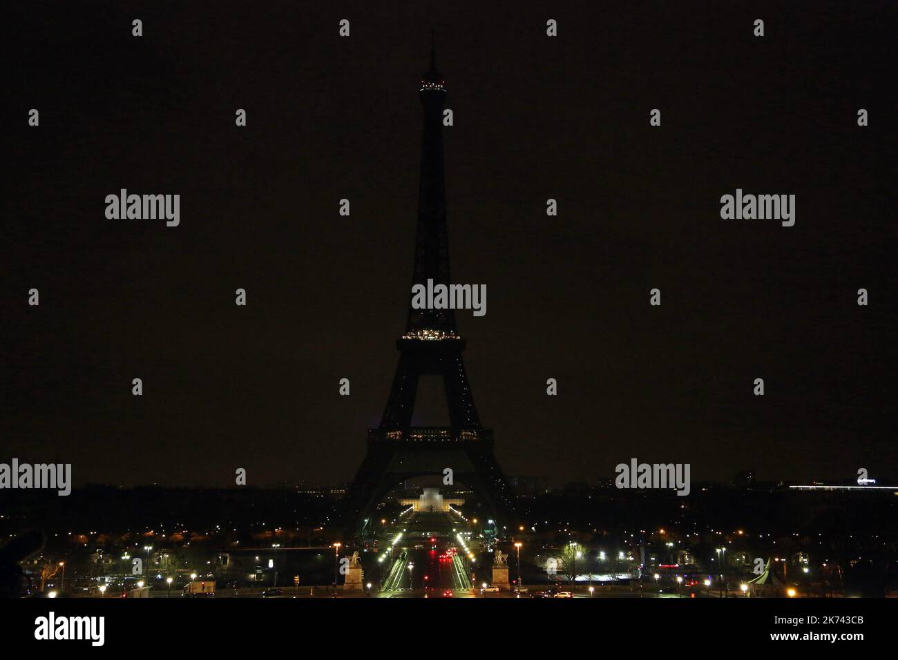Der Eiffelturm erlosch um Mitternacht als Hommage an die Opfer der Erschießung, bei der mehrere Menschen in der Moschee von Quebec City getötet wurden Stockfoto
