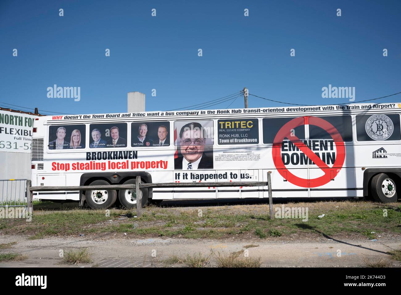 Ronkonkoma, New York, USA. 21. September 2022. Ein Bus parkte vor der Ronkonkoma Station und protestierte gegen den eminenten Domain-Missbrauch für die Immobilienentwicklung durch politisch vernetzte Entwickler, die angeblich von lokalen Politikern in der Stadt Brookhaven im Suffolk County of Long Island Gunst erregten. (Bild: © Taidgh Barron/ZUMA Press Wire) Stockfoto