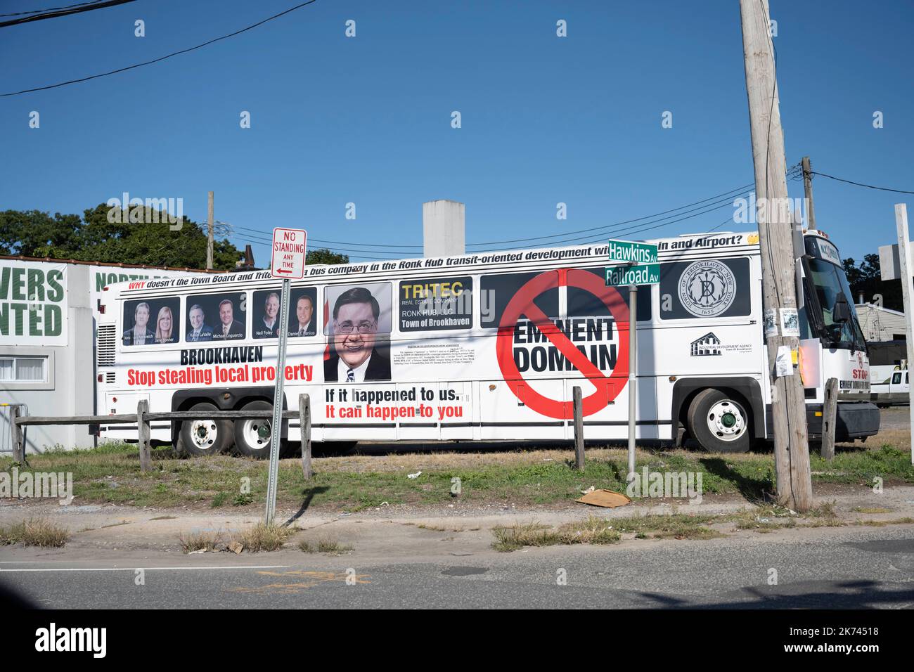 Ronkonkoma, New York, USA. 21. September 2022. Ein Bus parkte vor der Ronkonkoma Station und protestierte gegen den eminenten Domain-Missbrauch für die Immobilienentwicklung durch politisch vernetzte Entwickler, die angeblich von lokalen Politikern in der Stadt Brookhaven im Suffolk County of Long Island Gunst erregten. (Bild: © Taidgh Barron/ZUMA Press Wire) Stockfoto