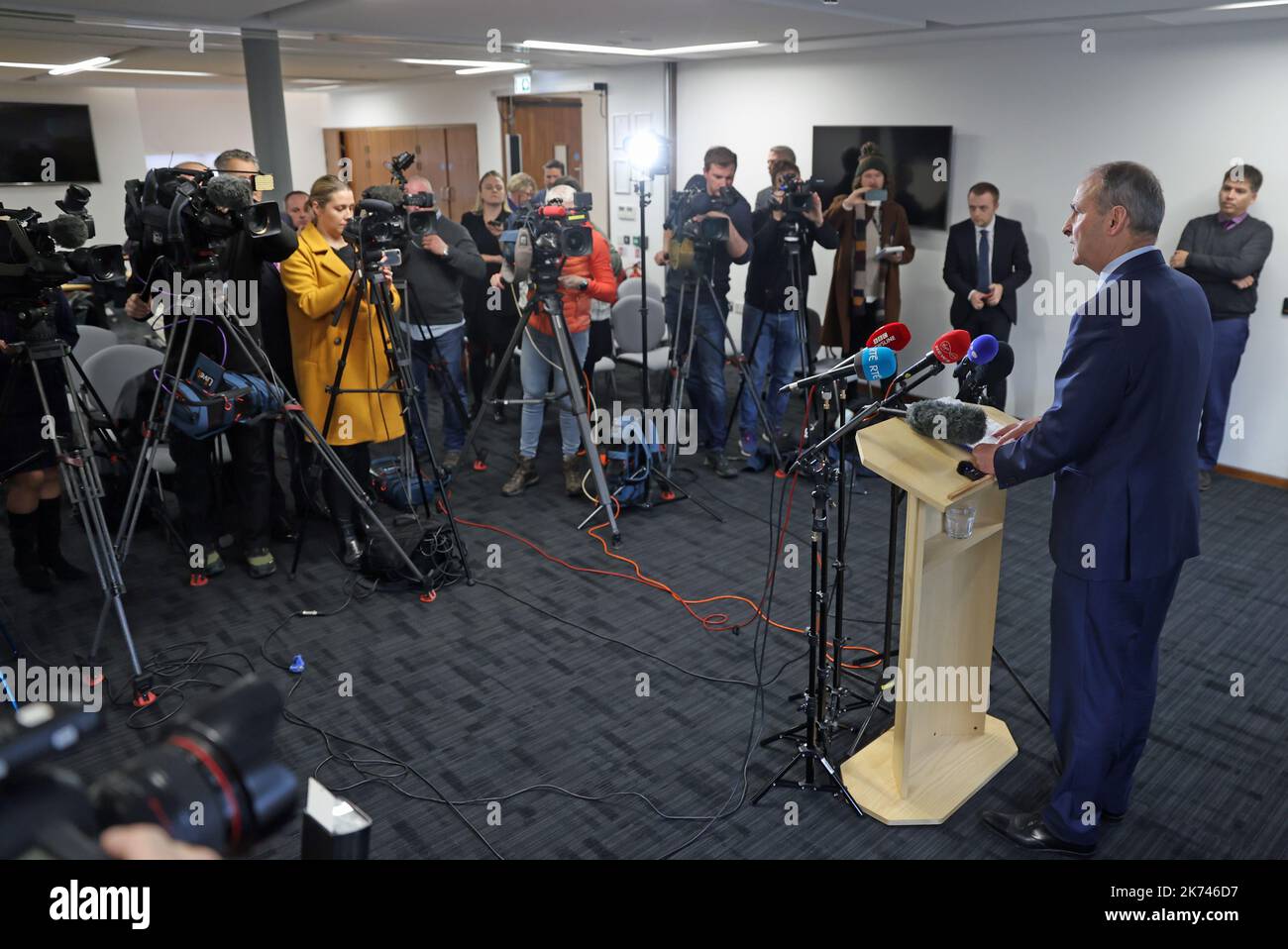 Taoiseach Micheal Martin spricht während einer Pressekonferenz im irischen Regierungssekretariat in Belfast, nachdem er mit den fünf wichtigsten Vertretern der Stormont-Partei über die Wiederherstellung der nordirischen Versammlung zusammengetroffen war. Bilddatum: Montag, 17. Oktober 2022. Stockfoto