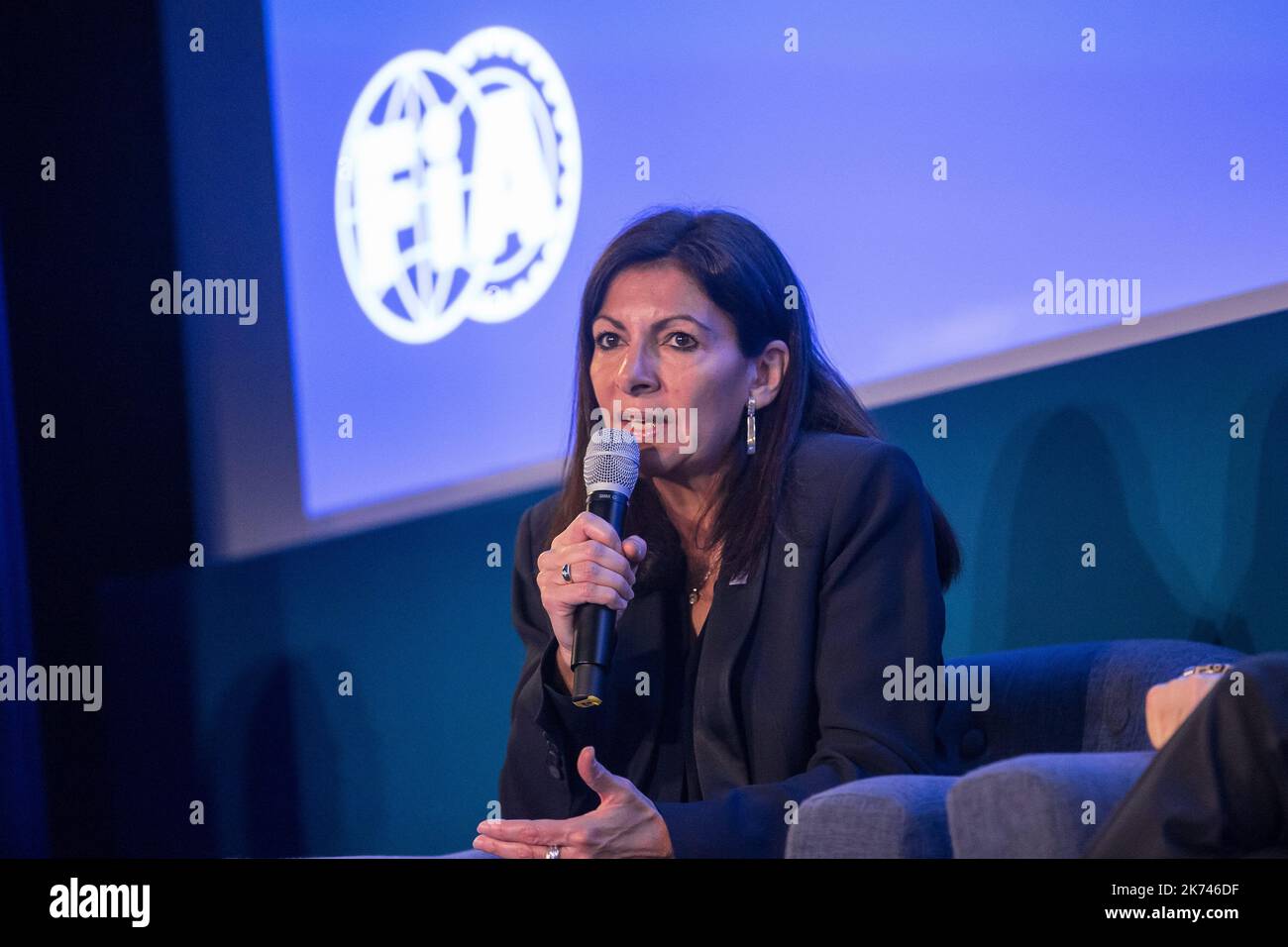 Die Pariser Bürgermeisterin Anne Hidalgo hält am 10. März 2017 eine Pressekonferenz zur Einleitung einer Kampagne zur Straßenverkehrssicherheit im Sitz der FIA in Paris ab. Stockfoto