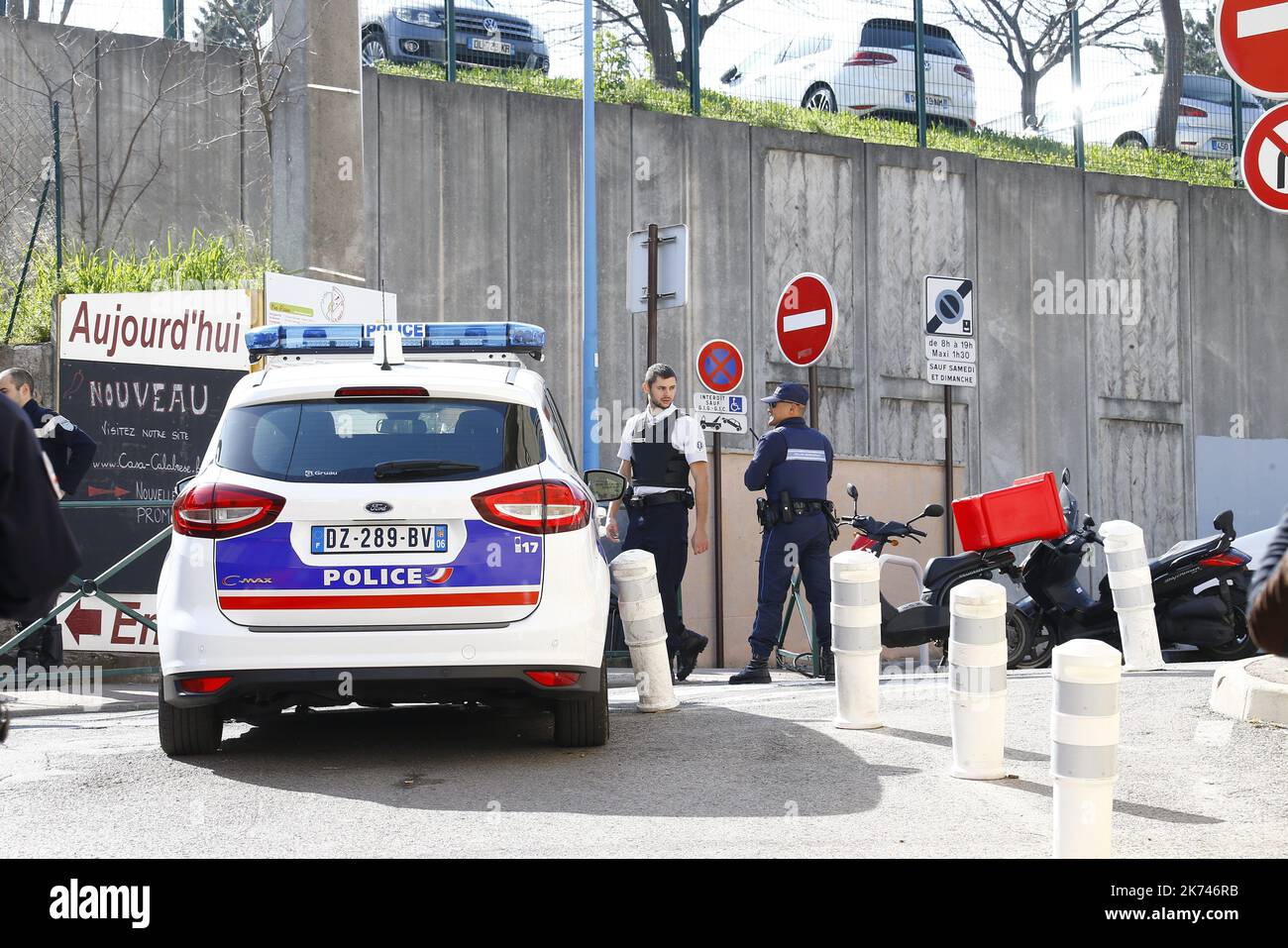 Der 16.. März 2017 - Schüsse auf die Schule in der französischen Stadt Grasse Funken Terror Alarm. Frankreich hat am Donnerstag nach einem Schuß auf eine Schule in der südlichen Stadt Grasse eine Terrorangriffswarnung herausgegeben. Berichten zufolge hat ein Verdächtiger, der mehrere Waffen besitzt, das Feuer auf den Schulleiter eröffnet. Stockfoto Der 16.. März 2017 - Schüsse auf die Schule in der französischen Stadt Grasse Funken Terror Alarm. Frankreich hat am Donnerstag nach einem Schuß auf eine Schule in der südlichen Stadt Grasse eine Terrorangriffswarnung herausgegeben. Berichten zufolge hat ein Verdächtiger, der mehrere Waffen besitzt, das Feuer auf den Schulleiter eröffnet. Stockfoto