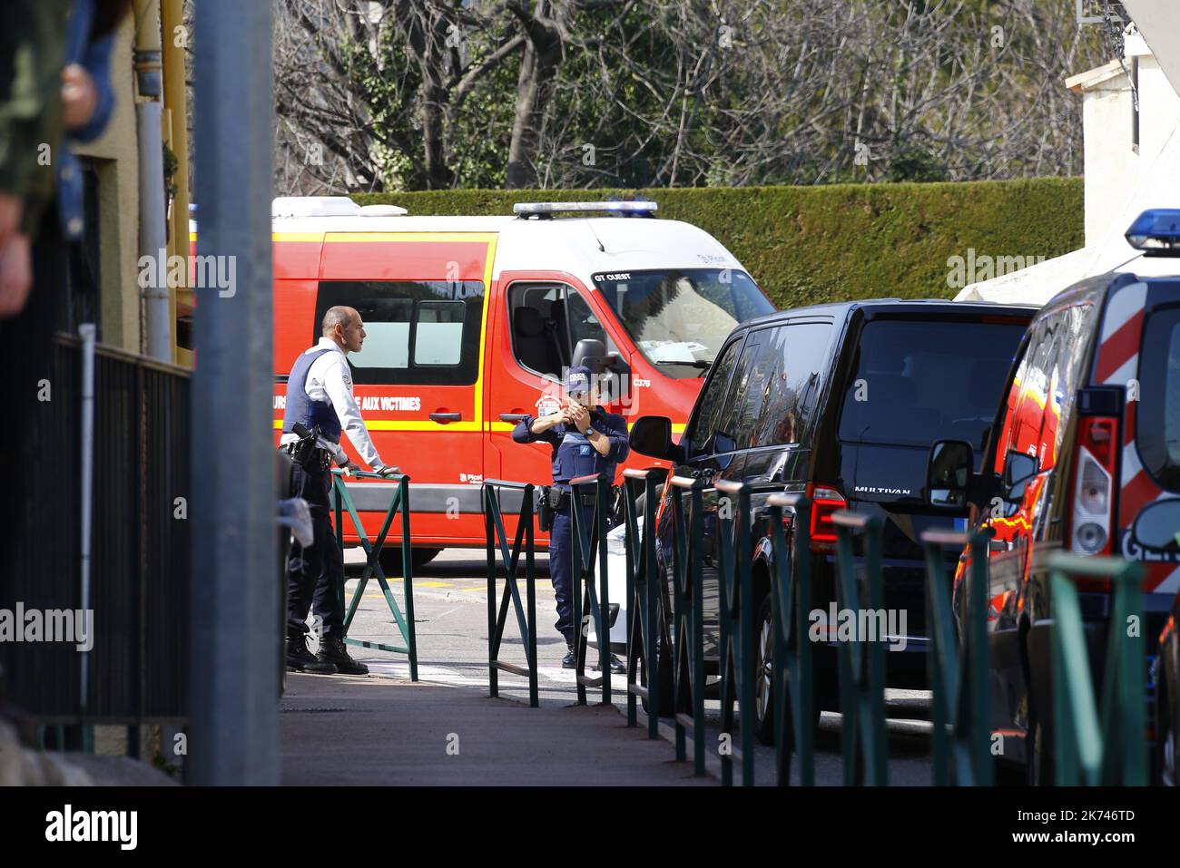 Der 16.. März 2017 - Schüsse auf die Schule in der französischen Stadt Grasse Funken Terror Alarm. Frankreich hat am Donnerstag nach einem Schuß auf eine Schule in der südlichen Stadt Grasse eine Terrorangriffswarnung herausgegeben. Berichten zufolge hat ein Verdächtiger, der mehrere Waffen besitzt, das Feuer auf den Schulleiter eröffnet. Stockfoto Der 16.. März 2017 - Schüsse auf die Schule in der französischen Stadt Grasse Funken Terror Alarm. Frankreich hat am Donnerstag nach einem Schuß auf eine Schule in der südlichen Stadt Grasse eine Terrorangriffswarnung herausgegeben. Berichten zufolge hat ein Verdächtiger, der mehrere Waffen besitzt, das Feuer auf den Schulleiter eröffnet. Stockfoto