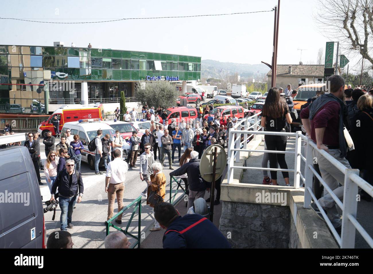 Der 16.. März 2017 - Schüsse auf die Schule in der französischen Stadt Grasse Funken Terror Alarm. Frankreich hat am Donnerstag nach einem Schuß auf eine Schule in der südlichen Stadt Grasse eine Terrorangriffswarnung herausgegeben. Berichten zufolge hat ein Verdächtiger, der mehrere Waffen besitzt, das Feuer auf den Schulleiter eröffnet. Stockfoto Der 16.. März 2017 - Schüsse auf die Schule in der französischen Stadt Grasse Funken Terror Alarm. Frankreich hat am Donnerstag nach einem Schuß auf eine Schule in der südlichen Stadt Grasse eine Terrorangriffswarnung herausgegeben. Berichten zufolge hat ein Verdächtiger, der mehrere Waffen besitzt, das Feuer auf den Schulleiter eröffnet. Stockfoto