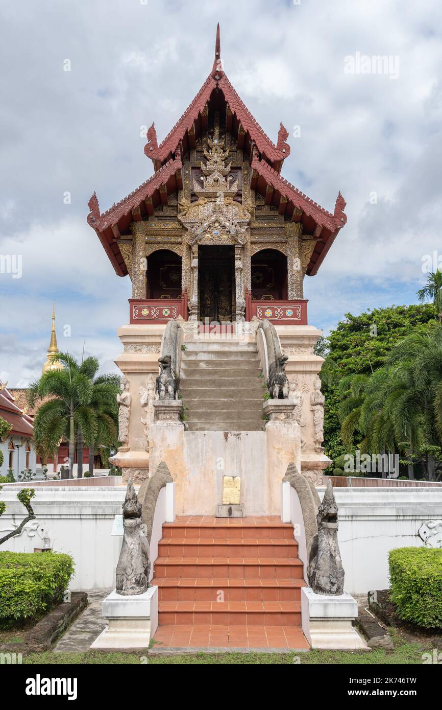 Vorderansicht der alten Hor Trai Bibliothek im berühmten Wahrzeichen des buddhistischen Tempels Wat Phra Singh, Chiang Mai, Thailand Stockfoto