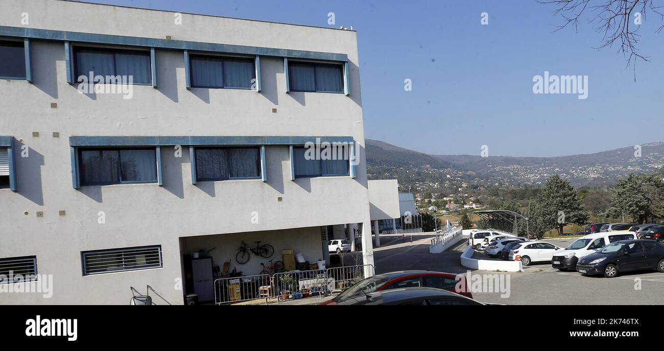 Der 16.. März 2017 - Schüsse auf die Schule in der französischen Stadt Grasse Funken Terror Alarm. Frankreich hat am Donnerstag nach einem Schuß auf eine Schule in der südlichen Stadt Grasse eine Terrorangriffswarnung herausgegeben. Berichten zufolge hat ein Verdächtiger, der mehrere Waffen besitzt, das Feuer auf den Schulleiter eröffnet. Stockfoto Der 16.. März 2017 - Schüsse auf die Schule in der französischen Stadt Grasse Funken Terror Alarm. Frankreich hat am Donnerstag nach einem Schuß auf eine Schule in der südlichen Stadt Grasse eine Terrorangriffswarnung herausgegeben. Berichten zufolge hat ein Verdächtiger, der mehrere Waffen besitzt, das Feuer auf den Schulleiter eröffnet. Stockfoto