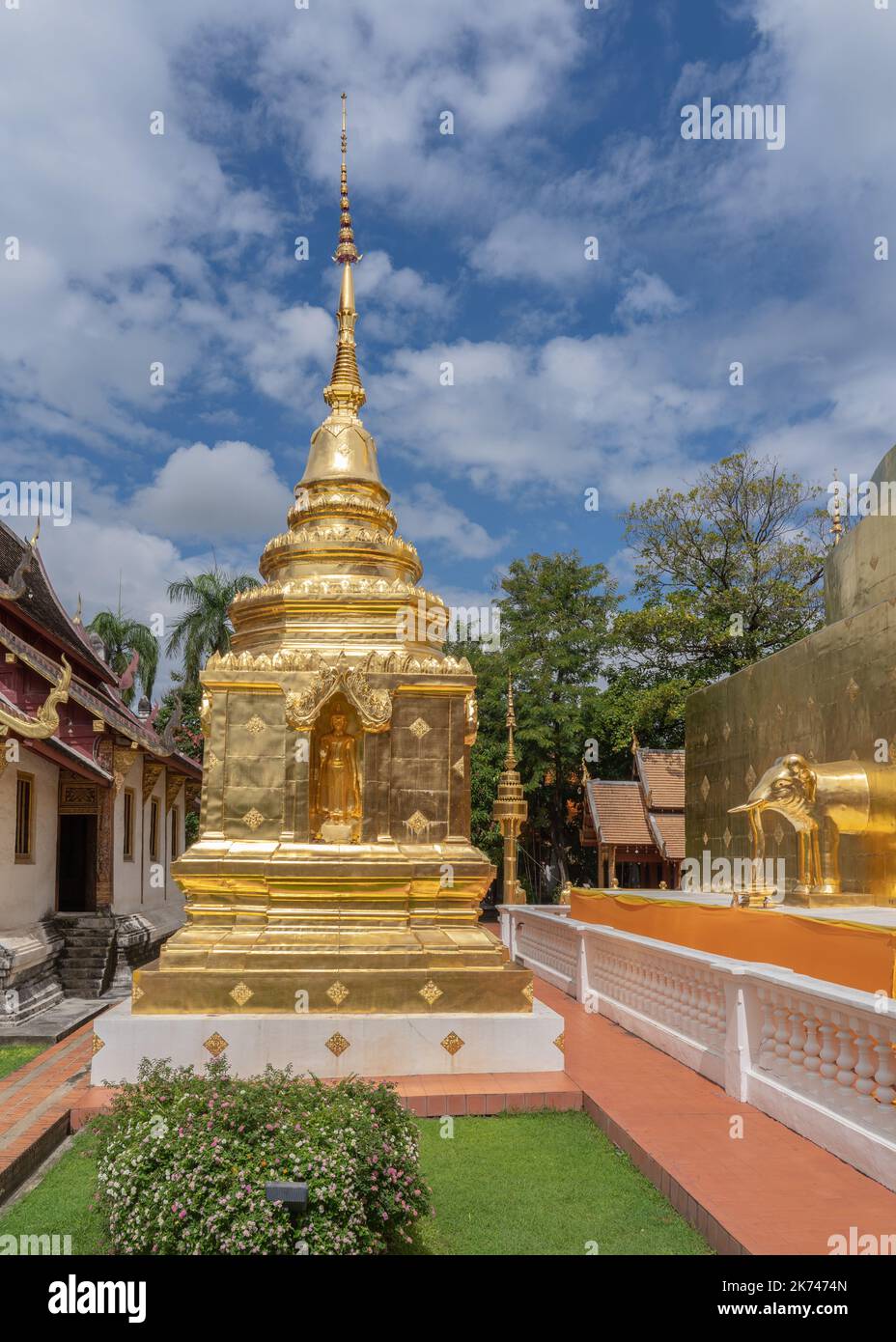 Schöne Aussicht auf kleine goldene Stupa mit Buddha-Statue in Nische am berühmten Wahrzeichen Wat Phra Singh buddhistischen Tempel, Chiang Mai, Thailand Stockfoto