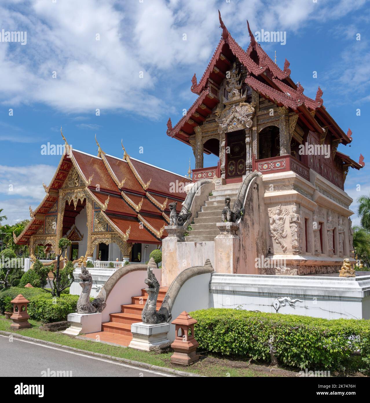 Landschaftsansicht der alten Hor Trai Bibliothek mit wunderschönem Stuck Flachrelief Dekoration im berühmten Wat Phra Singh buddhistischen Tempel, Chiang Mai, Thailand Stockfoto