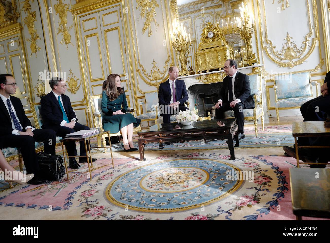 Der französische Präsident Francois Hollande mit dem britischen Prinz William, Herzog von Cambridge, und seiner Frau Catherine, Herzogin von Cambridge, vor ihrem Treffen im Elysee Palace in Paris, Frankreich, am 17. März 2017. Der Herzog und die Herzogin von Cambridge sind für einen zweitägigen offiziellen Besuch in Paris. Stockfoto