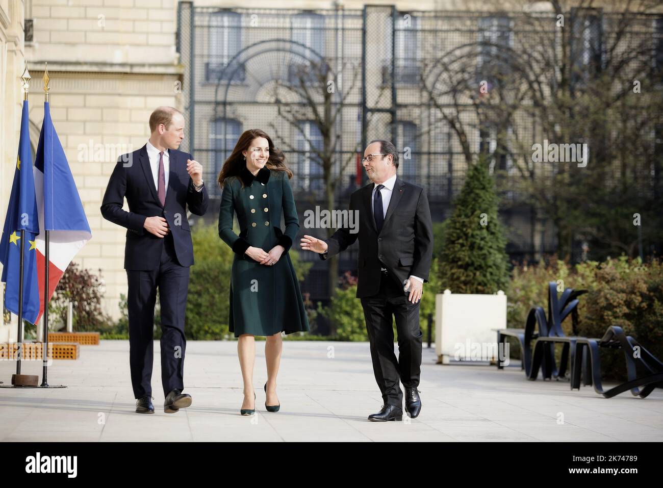 Der französische Präsident Francois Hollande mit dem britischen Prinz William, Herzog von Cambridge, und seiner Frau Catherine, Herzogin von Cambridge, vor ihrem Treffen im Elysee Palace in Paris, Frankreich, am 17. März 2017. Der Herzog und die Herzogin von Cambridge sind für einen zweitägigen offiziellen Besuch in Paris. Stockfoto