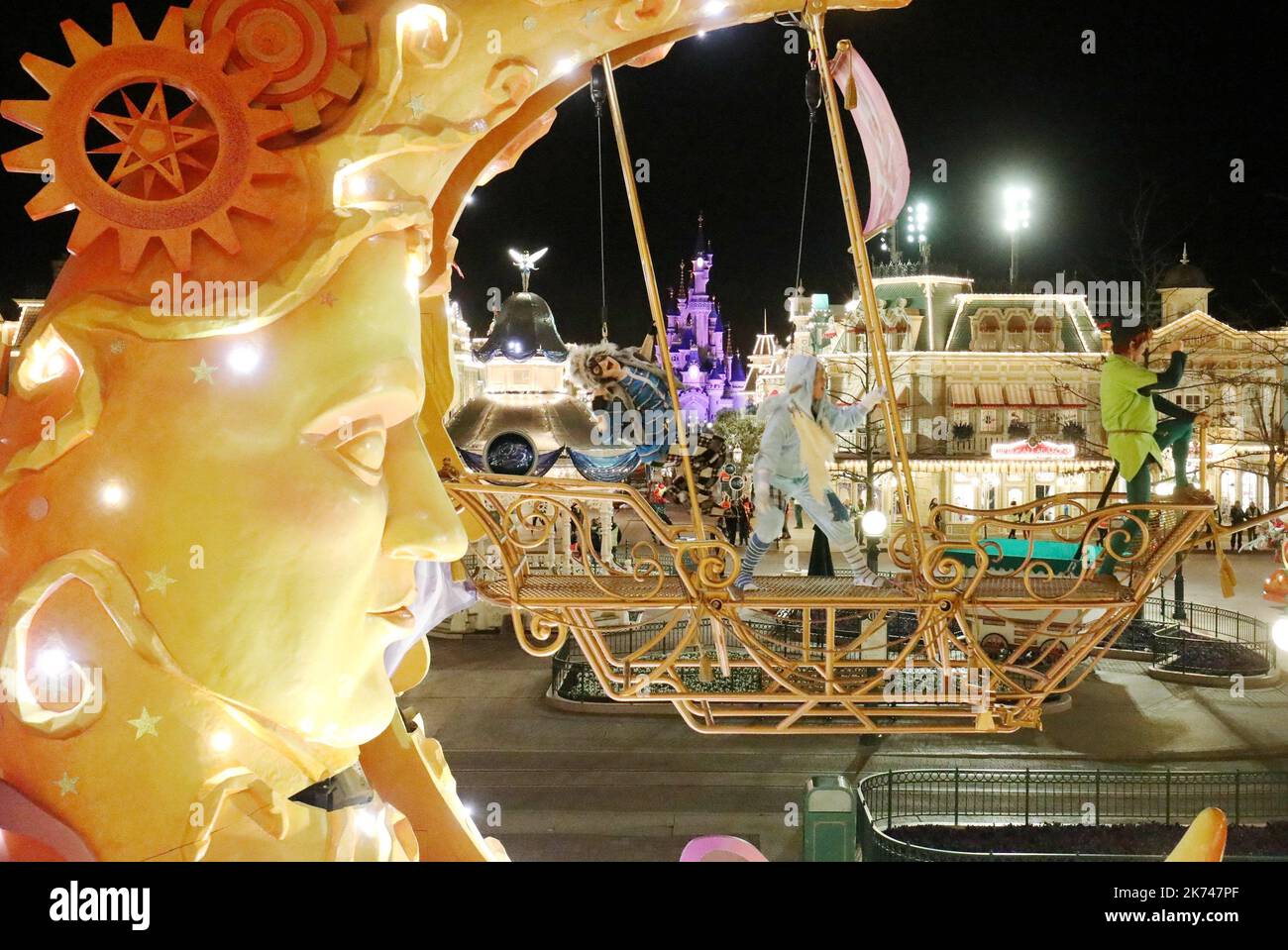 ©PHOTOPQR/LE PARISIEN ; PARC D ATTRACTION EURODISNEY POUR SES 25 ANS LE PARC S EST DOTE D UNE NOUVELLE PARADE ET DE NOUVELLES ILLUMINATIONS SUR LE CHATEAU PHOTO : JEAN-BAPTISTE QUENTIN LE 24 03 2017 DISNEYLAND PARIS FEIERT SEINEN 25TH. JAHRESTAG Stockfoto