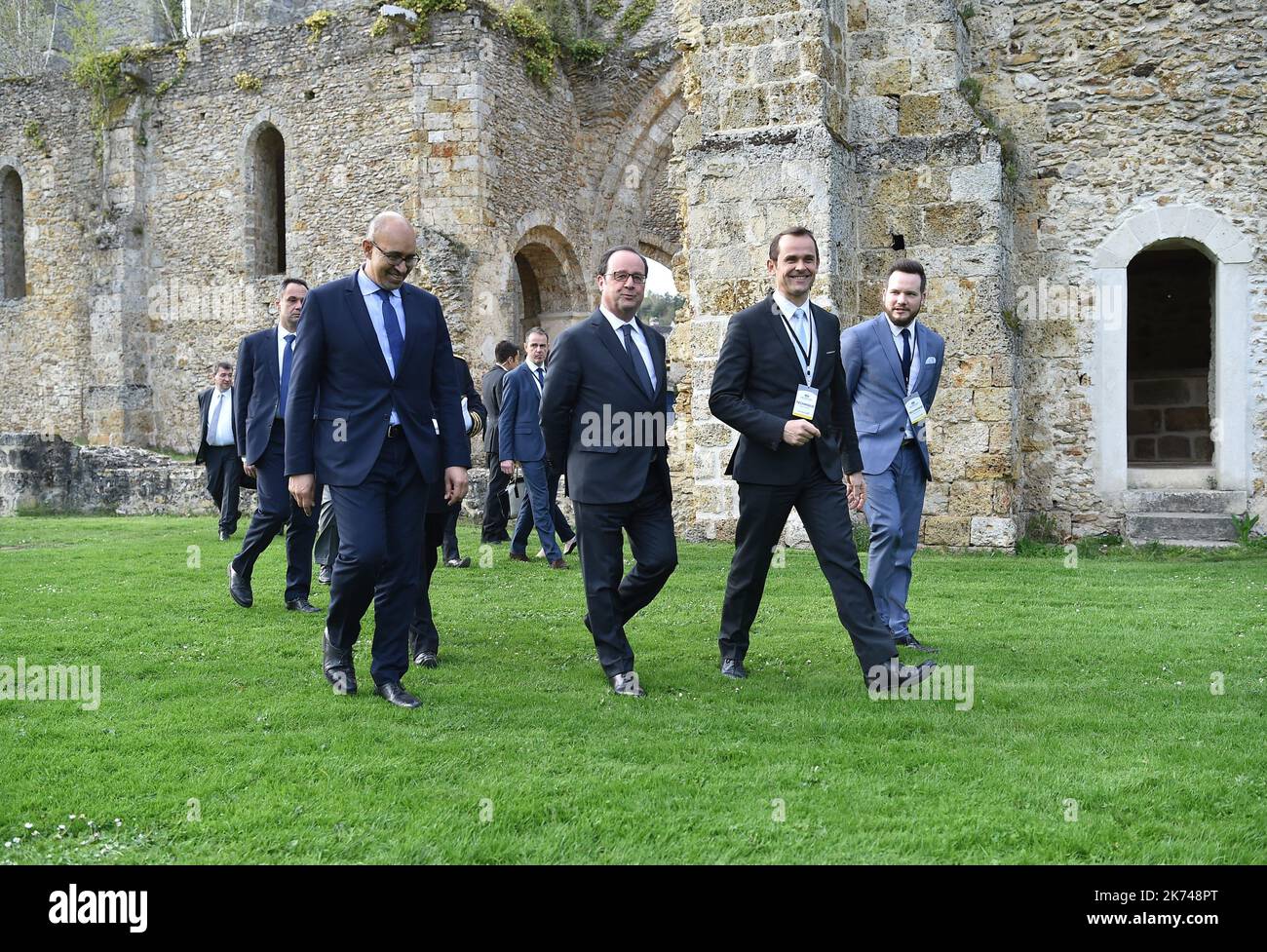 Gilles Finchelstein, Generaldirektor der Jean-Jaures-Stiftung, Henri Nallet, Präsident der Jean-Jaures-Stiftung, Francois Hollande und Harlem Desir, französischer Staatssekretär für europäische Angelegenheiten, während der Sitzung der Initiative „Think Tanks Tandem“ 3.. Stockfoto