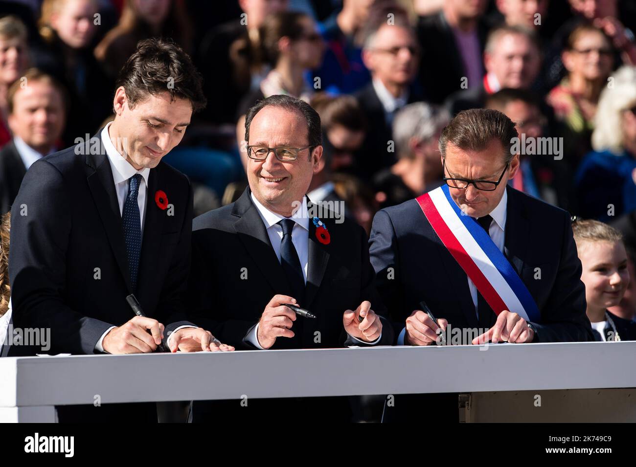 Der französische Präsident Francois Hollande spricht mit dem kanadischen Premierminister Justin Trudeau auf dem Heldenplatz in Arras am 9. April 2017 im Rahmen einer Zeremonie zum Gedenken an den 100.. Jahrestag der Schlacht von Vimy Ridge, Eine Schlacht im Ersten Weltkrieg, die ein kostspieliger Sieg für Kanada war, aber eine, die dazu beitrug, die nationale Identität der ehemaligen britischen Kolonie zu gestalten. Stockfoto