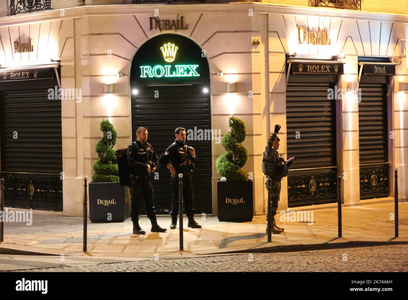 Polizeibeamte stehen nach einer Schießerei am 20. April 2017 auf den Champs Elysees in Paris Wache. Ein Polizist wurde heute bei einer Schießerei auf den Champs-Elysées in Paris getötet und ein anderer verletzt, teilte die Polizei nur wenige Tage vor den Präsidentschaftswahlen in Frankreich mit. Das französische Innenministerium sagte, dass der Angreifer bei dem Vorfall auf dem weltberühmten Boulevard, der bei Touristen beliebt ist, getötet wurde. Stockfoto