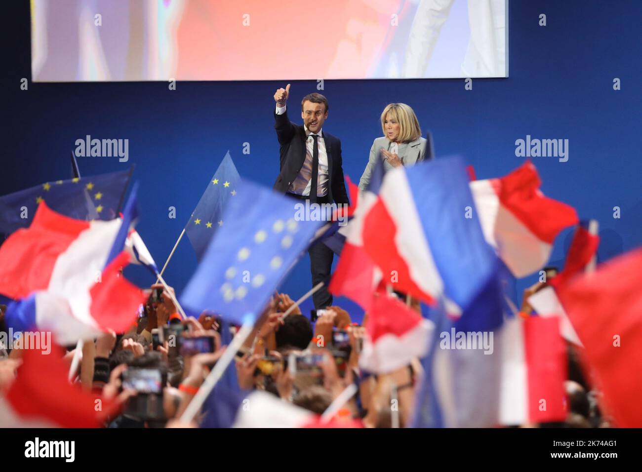 Erste Runde der französischen Präsidentschaftswahlen am 23. 2017. April - der französische Kandidat Emmanuel Macron während seiner Rede nach seinem Sieg bei der ersten Runde der französischen Präsidentschaftswahlen Stockfoto