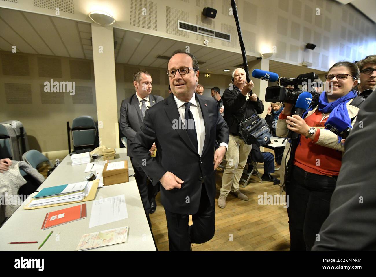 Der scheidende französische Präsident Francois Hollande stimmt während der ersten Runde der Präsidentschaftswahlen in Tulle, Zentralfrankreich, am 23. April 2017 in einem Wahllokal ab. Frankreich wird am 07. Mai 2017 die zweite Runde der Präsidentschaftswahlen abhalten. Stockfoto