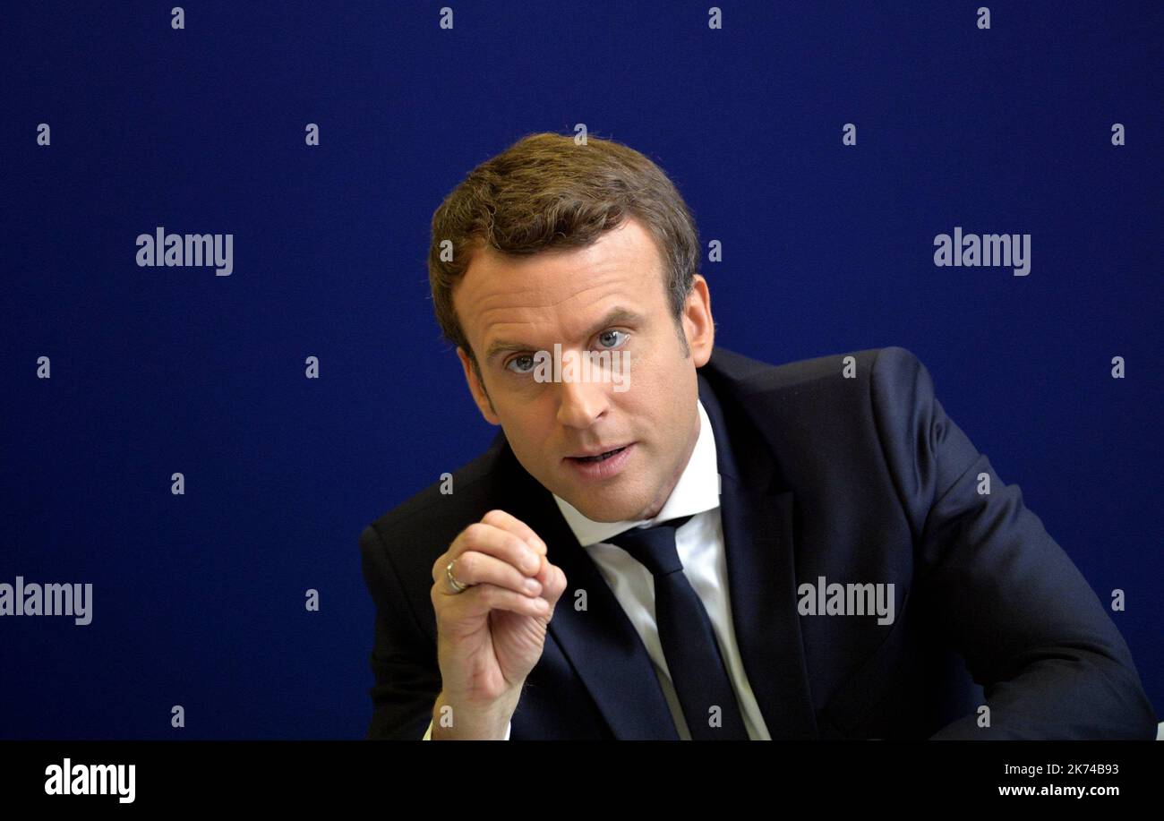 Französischer Präsidentschaftswahlkandidat für die en Marche ! Bewegung, Emmanuel Macron trifft Journalisten in Paris am 27. April 2017 Stockfoto