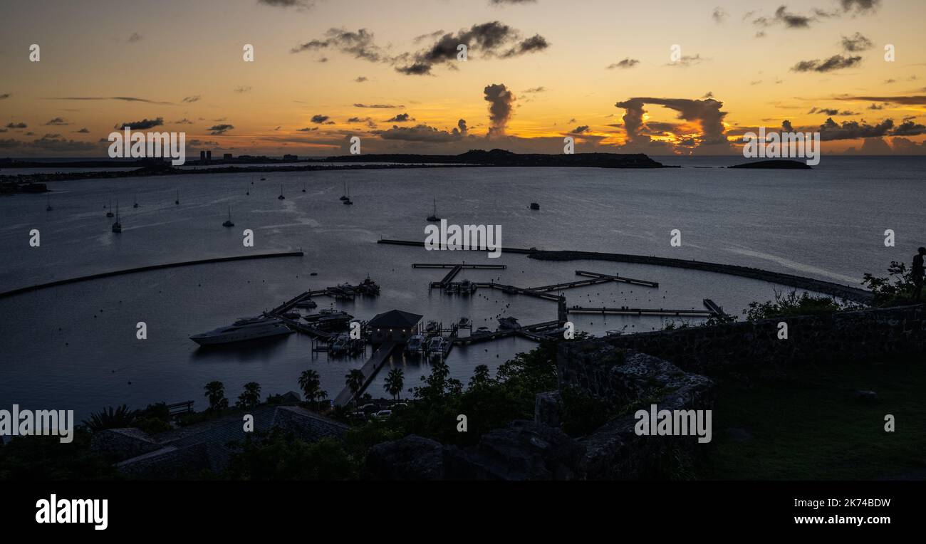 Blick auf den Sonnenuntergang von Fort Louis mit Blick auf den Hafen von Marigot auf der französischen Seite der karibischen Insel St. Martin Stockfoto