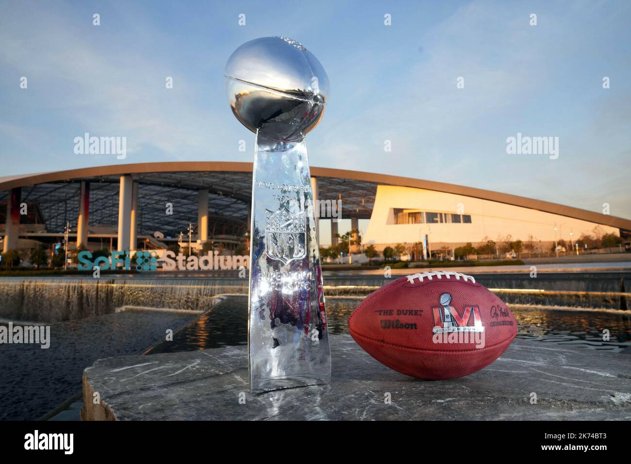 Symbolisches Bild für Super Bowl LVI, Trophäe und Ball vor dem SoFi Stadium, Inglewood, Kalifornien, USA Stockfoto